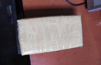 El paquete de cocaína encontrado en poder del interno.