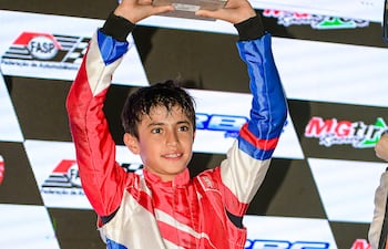 Nelson Segovia (10 años) exhibe su trofeo luego del logro obtenido.