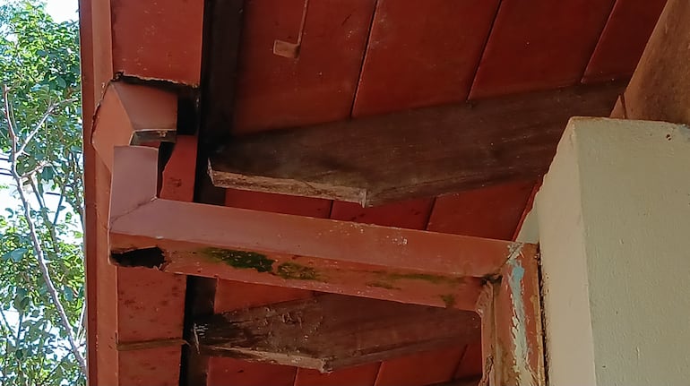 Las canaletas están desprendidas y rotas.