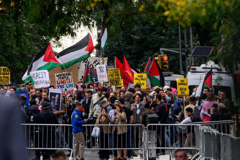 Manifestantes pro palestinos protestan contra el primer ministro israelí en Nueva York.