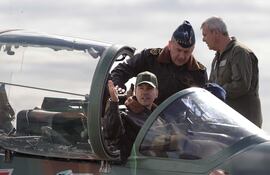 El presidente de Paraguay, Santiago Peña (I), a bordo de un avión A-29 Súper Tucano durante el acto de recibimiento de cuatro aviones este lunes, en Luque (Paraguay).