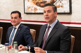 Santiago Peña, Presidente de la República, durante degustación de carne paraguaya en Londres, Reino Unido.