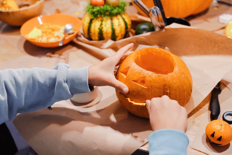 Cortar una calabaza de Halloween.