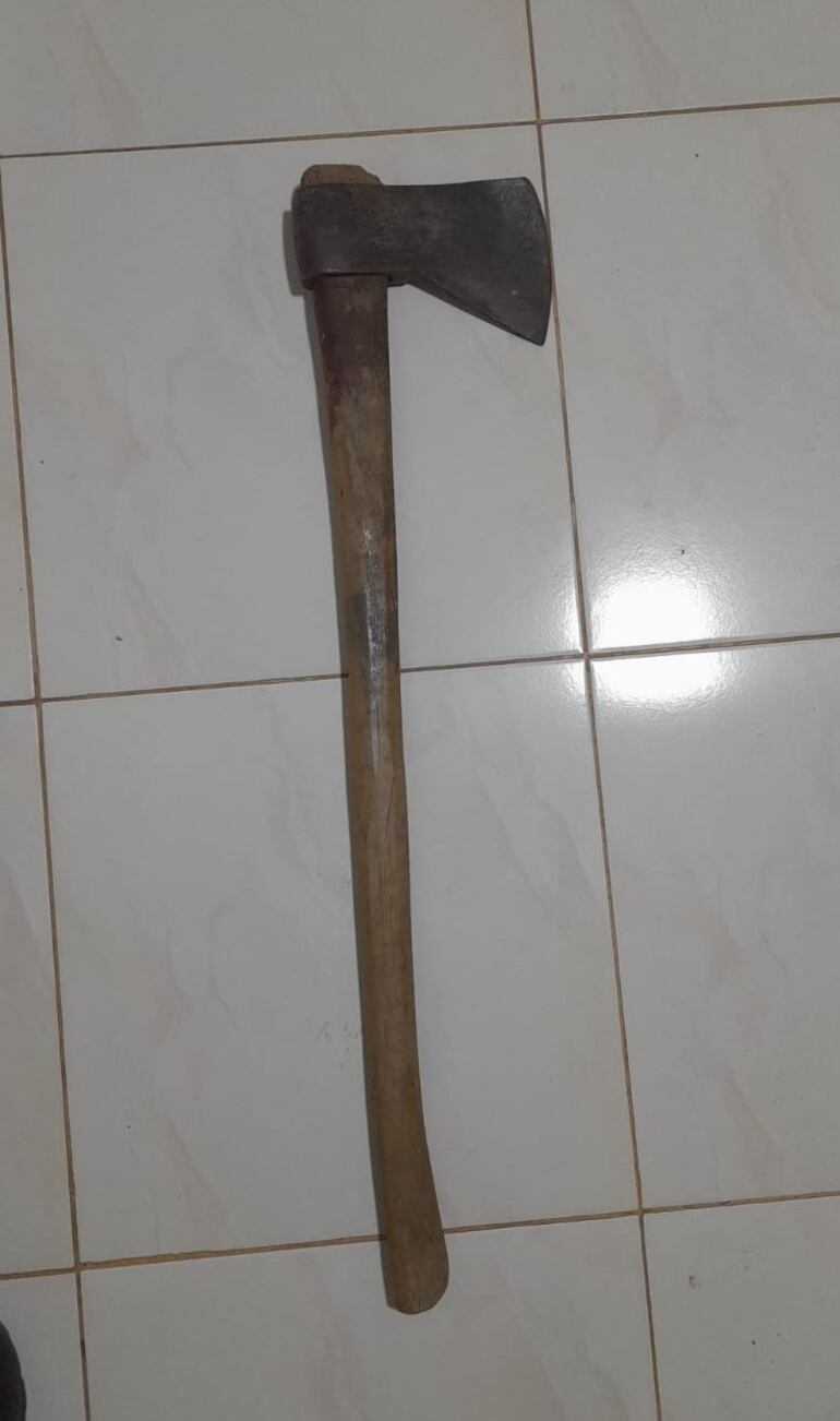 Entre la evidencia encontrada está un hacha, el cual según la investigación encaminada por la Policía Nacional sería el arma homicida.