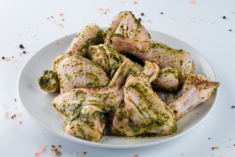 Marinar es una de las técnicas de cocina más útiles para realzar el sabor de los alimentos y cambiar su textura.