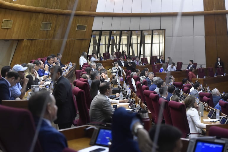 Diputados durante la sesión extraordinaria sobre la caja fiscal, el pasado jueves.