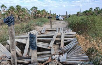 Puente Loma Clavel de 10 metros; en el 2024, cedió y fue reemplazado por el MOPC con un pequeño tubo de cemento. Se localiza a 2 km del casco urbano de Fuerte Olimpo.