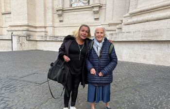 La paraguaya Laura Esquivel (i), la primera transexual que estrechó la mano del papa, acudió este viernes a la basílica de San Pedro con la monja Genevieve.