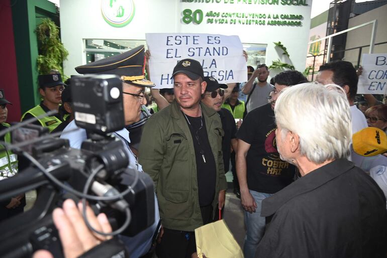 Los manifestantes tuvieron un breve altercado con las fuerzas de seguridad, pública y privada, que se encuentra en la Expo. La situación no pasó a mayores.
