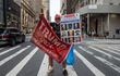 Un partidario sostiene una bandera de Trump 2024 en la Quinta Avenida cerca de la Torre Trump el 14 de julio de 2024 en la ciudad de Nueva York. El fusil que Thomas Matthew Crooks supuestamente utilizó para intentar asesinar al expresidente Donald Trump fue adquirido legalmente por el padre del atacante, según informaron fuentes de investigación a Fox News.