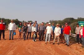 Los miembros de la comisión directiva, realizaron un recorrido en algunos puntos del trayecto de 45 km de tierra donde están reclamando la construcción de asfaltado.