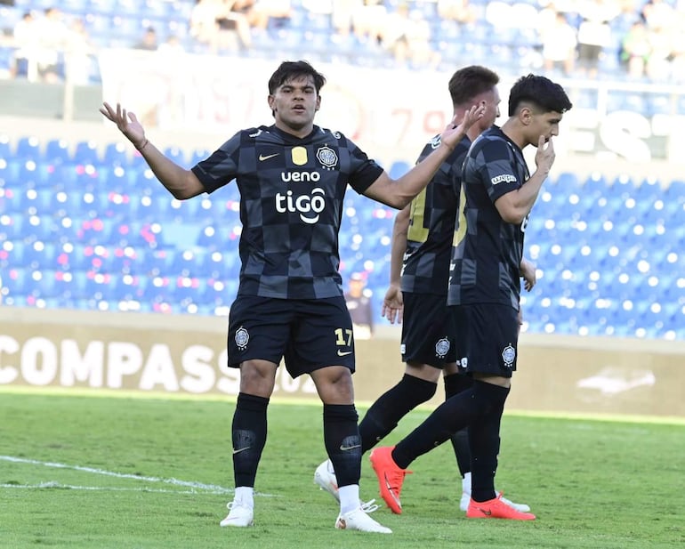 Rodney Redes (i), jugador de Olimpia, festeja un gol en el partido frente a San Lorenzo por la fecha 11 del torneo Clausura 2026 de la Primera División de Paraguay en el estadio Defensores del Chaco, en Asunción, Paraguay.