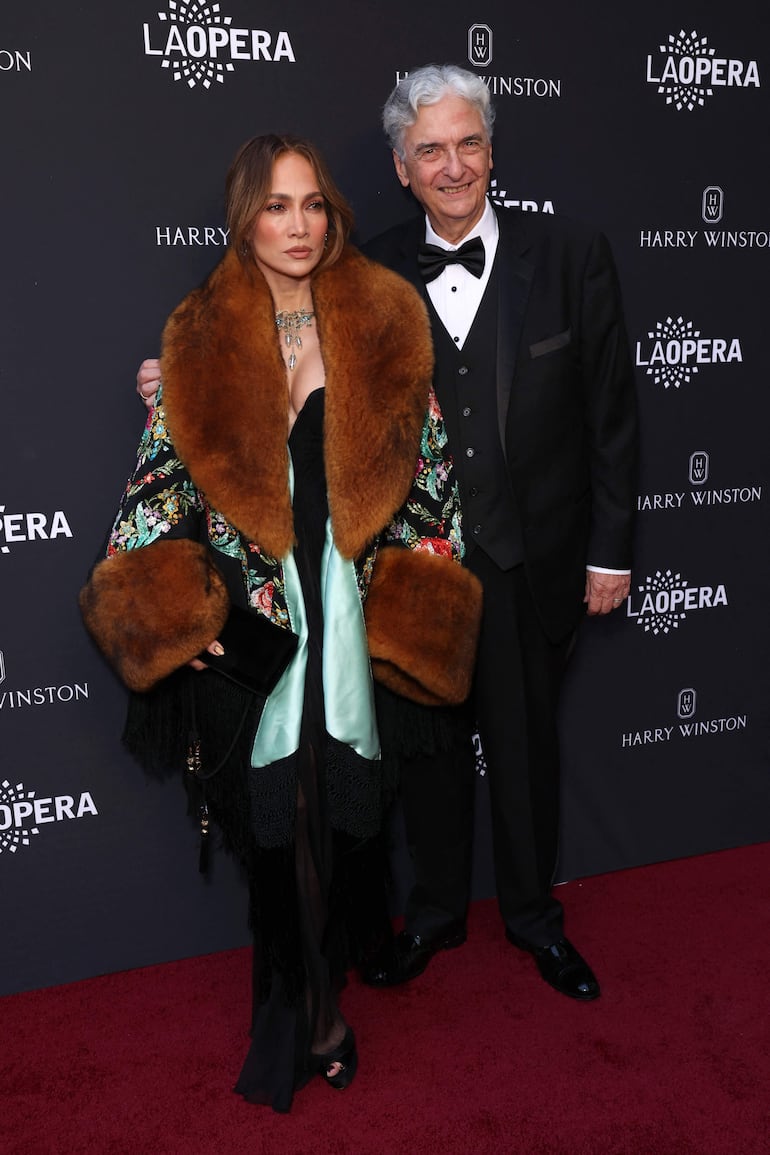 Jennifer Lopez y Gregory Nava en la red carpet de la noche inaugural de la temporada 2026 de la Ópera de Los Ángeles en el Dorothy Chandler Pavilion. (JC Olivera/Getty Images/AFP)