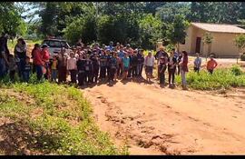 En distintos puntos del departamento se multiplican las protestas. En General Resquín, los pobladores se movilizan y cuestionan la inacción municipal. En San Pedro de Ycuamandyyú, vecinos de la colonia Andrés Barbero bloquearon caminos internos para exigir la reparación de la vía principal