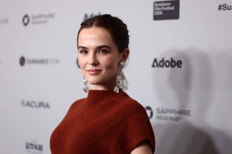 Zoey Deutch llegando al estreno de "Gail Daughtry And The Celebrity Sex Pass" durante el Festival de Cine de Sundance 2026. (Cindy Ord/Getty Images/AFP)

