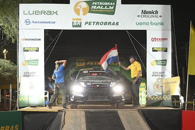 El Skoda Fabia RS Rally2 de Fau Zaldívar y Marcelo der Ohannesian en la rampa de Mariscal Estigarribia antes de empezar a la Etapa 2 del Rally del Chaco 2026.