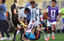 El argentino Leandro Paredes (5) fue expulsado por agredir a un rival.