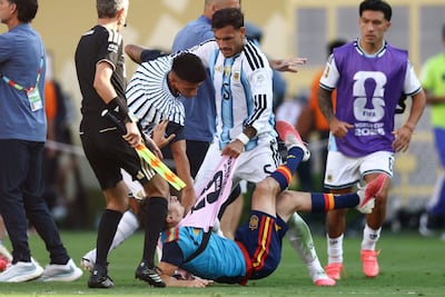 El argentino Leandro Paredes (5) fue expulsado por agredir a un rival.