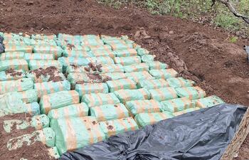 Uno de los cargamentos de marihuana prensada detectados en caletas en el Parque Nacional Paso Bravo.