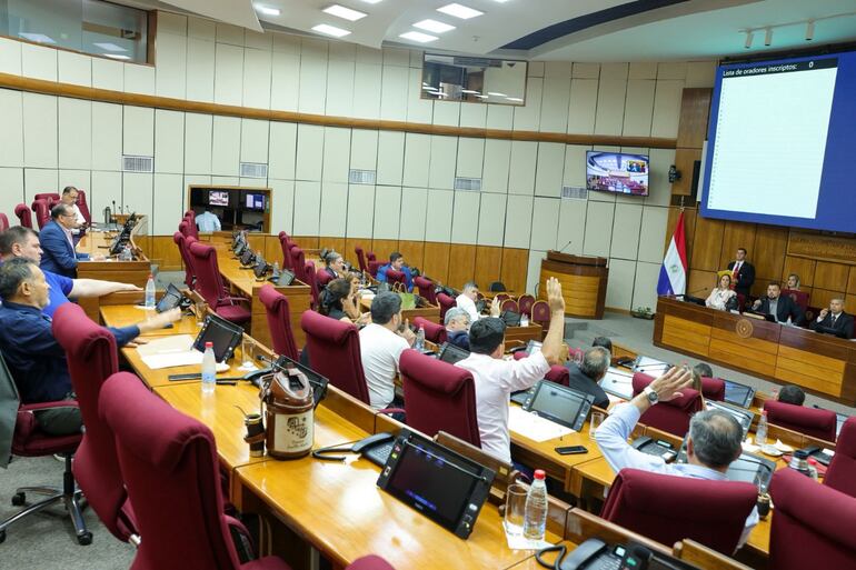 La  Comisión Permanente del Congreso, en sesión ordinaria,  resolvió ayer postergar por 15 días el proyecto de resolución que insta al  Ejecutivo la destitución del cuestionado presidente de Petropar, Eddie Jara.