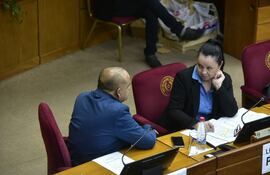 Basilio Bachi Nuñez conversa con Yolanda Paredes