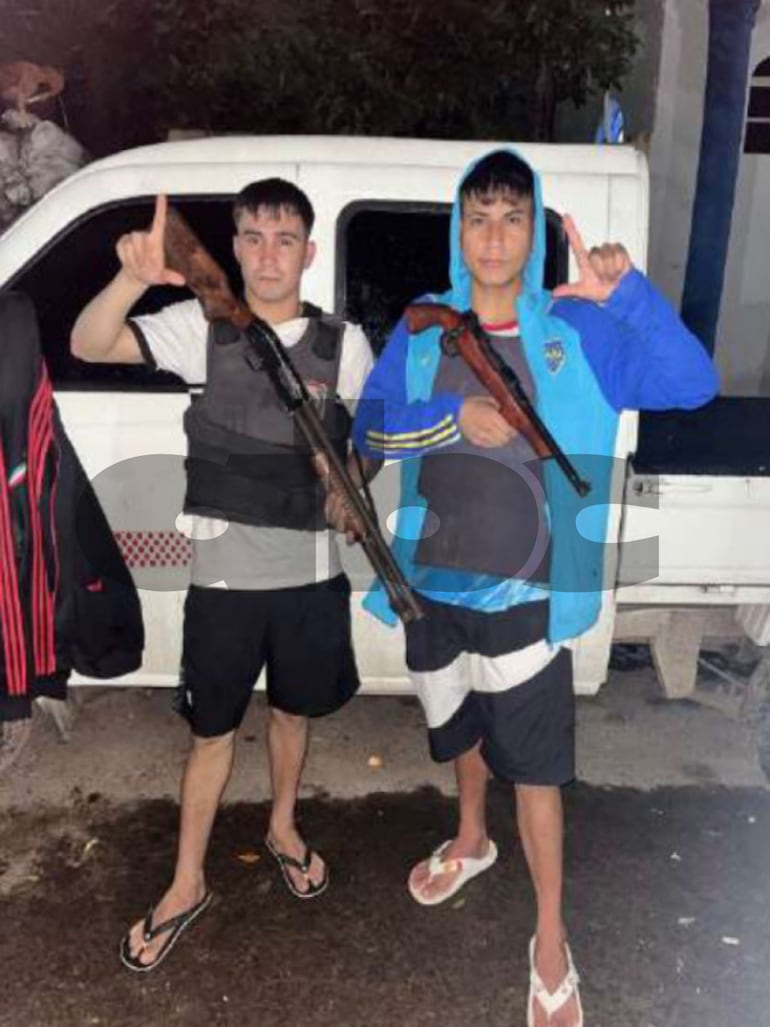 Alan Villalba con Thiago Pedrozo, ostenando armas de fuego de grueso calibre, en sus redes sociales. La imagen se presenta en la acusación.