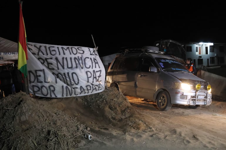 AME2808. SAN JULIAN (BOLIVIA), 21/06/2026.- Vehículos transitan por una vía tras el desbloqueo por parte de la Policía de Bolivia este domingo, en San Julián (Bolivia). El Legislativo de Bolivia validó el decreto presidencial que declaró el estado de excepción para levantar los bloqueos de carreteras instalados a principios de mayo por sectores campesinos y seguidores del exmandatario Evo Morales que exigen la renuncia del presidente Rodrigo Paz. EFE/ Juan Carlos Torrejón
