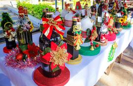 Atractivos obsequios para estas fiestas por fin de año se pueden adquirir en la feria navideña en Villarrica.