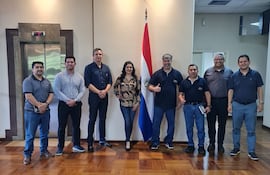 Representantes gremiales de la ANDE tras la reunión en el Ministerio de Industria y Comercio.