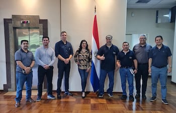 Representantes gremiales de la ANDE tras la reunión en el Ministerio de Industria y Comercio.