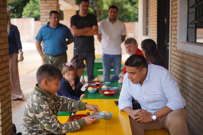 El diputado cordillerano Hugo Meza (ANR), uno de los tantos políticos que "verificaron" el programa Hambre Cero.