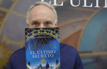 Dan Brown, el autor del célebre 'Código Da Vinci', que ha vendido más de 250 millones de ejemplares de sus novelas, en 56 idiomas, presenta en Madrid su última novela, 'El último secreto'.