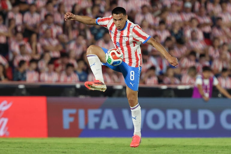 Diego Gómez de Paraguay controla un balón este viernes, en un partido amistoso entre Paraguay y Nicaragua previo a la Copa Mundial de Fútbol 2026 en el estadio Defensores del Chaco en Asunción.