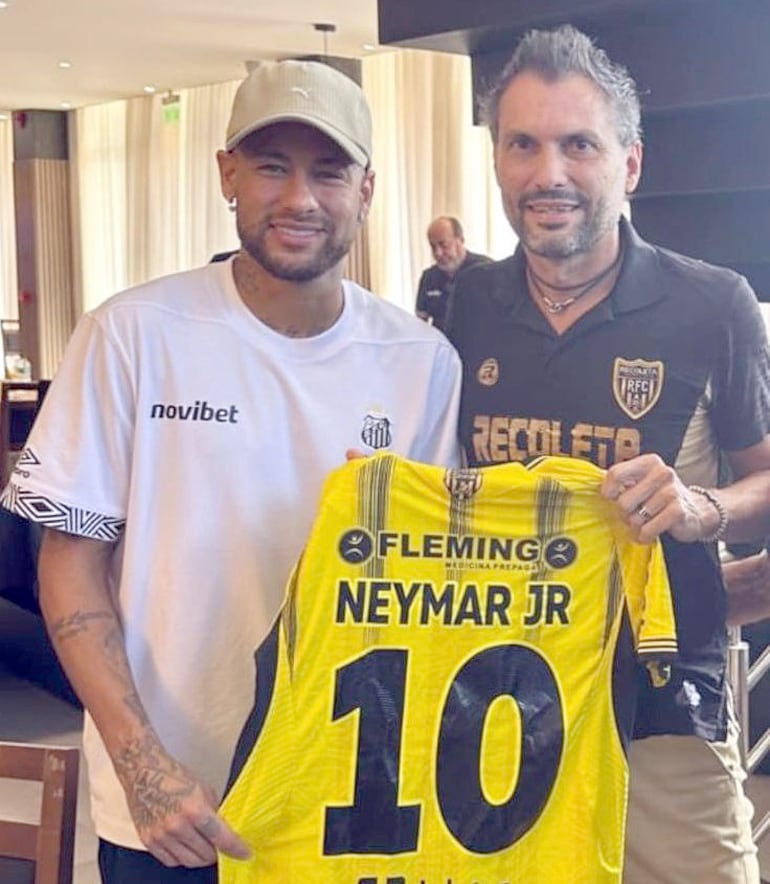 Neymar recibe presentes de Recoleta, que espera que compita en la Copa del Mundo