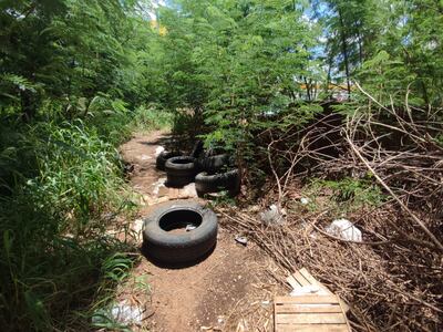 A pocos metros de la rotonda de acceso al puente internacional “San Roque González de Santa Cruz”, un baldío es utilizado como vertedero de neumáticos usados, ante la desidia de las autoridades municipales.