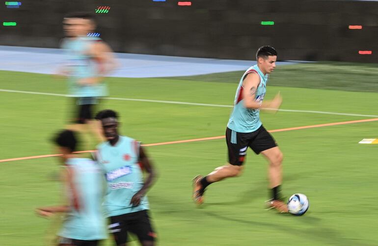 El colombiano James Rodríguez en el entrenamiento de la selección de Colombia en el estadio Metropolitano Roberto Meléndez de la ciudad de Barranquilla. 