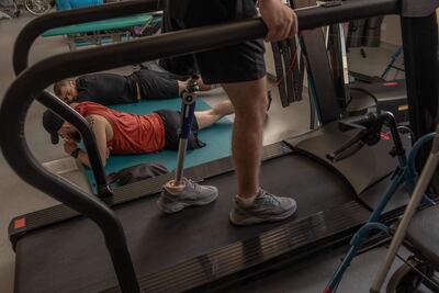 Soldados que perdieron miembros durante la guerra con Rusia se recuperan con protesis y fisioterapia.