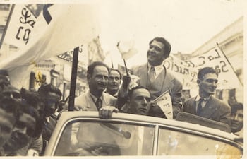 Cnel. Rafael Franco volviendo del exilio en la Primavera Democrática. Imagoteca.