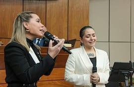 La senadora Lizarella Valiente (ANR, HC) y Andrea Valobra en la sala de sesiones del Senado.