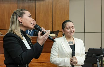 La senadora Lizarella Valiente (ANR, HC) y Andrea Valobra en la sala de sesiones del Senado.