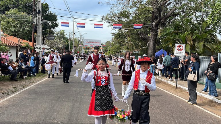 Con elegancia, los pequeños lucieron trajes de la época colonial.