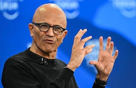 Fotografía de archivo: Satya Nadella gesticula mientras habla durante la reunión anual del World Economic Forum (WEF) en Davos el 20 de enero de 2026.