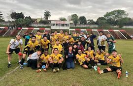 La foto del triunfo, de los componentes del plantel del 12 de Junio de Caacupé en el estadio del R.I.3 Corrales. (Foto: 12 de Junio de Caacupé)