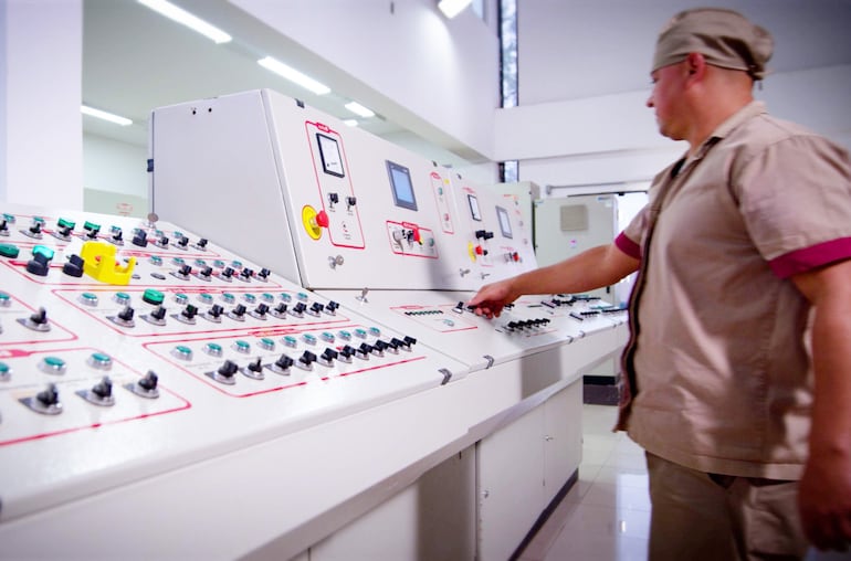 La planta industrial opera bajo un sistema de producción integrado y automatizado que supervisa de forma permanente cada etapa del procesamiento.