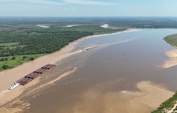 Una barcaza cruza la zona crítica en la desembocadura del río Bermejo con el río Paraguay en la zona de Pilar.