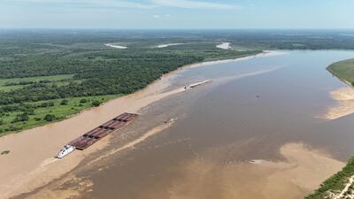 Una barcaza cruza la zona crítica en la desembocadura del río Bermejo con el río Paraguay en la zona de Pilar.