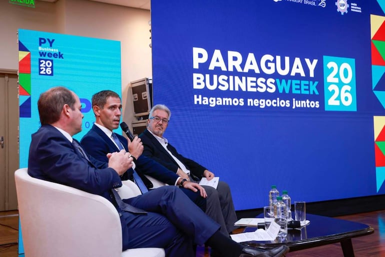 Fabio Fustagno, Presidente de la Cámara de Comercio Paraguay Brasil;  Marco Riquelme, ministro de Industria y Comercio (centro) y Enrique Duarte, presidente de la Unión Industrial Paraguaya, durante la presentación de Paraguay Business Week, Expo Paraguay- Brasil y Feria Empresarial del Paraguay (FEPY).