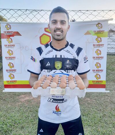 Alex David Escobar Portillo (01/03/1999), exhibiendo su premio avícola