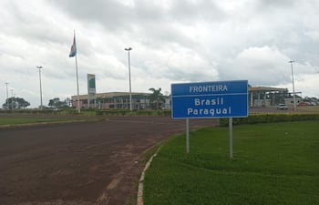 Letrero indicativo de la frontera ubicado en territorio brasileño.