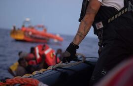 El barco de la ONG española Open Arms rescató este jueves a cerca de 117 migrantes en dos operaciones en el Mediterráneo Central.